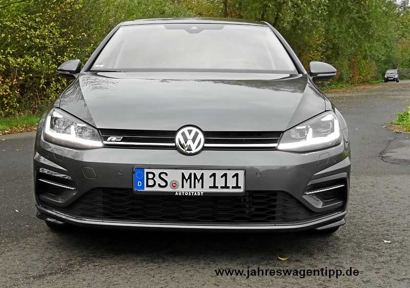 VW Golf 7 Highline DSG 110 KW DCC ACC Navi LED Panoramadach StandheizungJahreswagen 