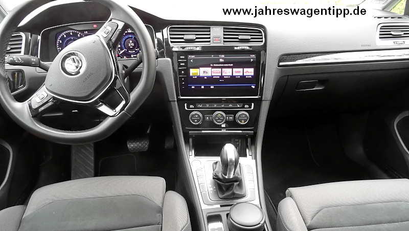 VW Golf 7 Highline DSG 110 KW DCC ACC Navi LED Panoramadach StandheizungJahreswagen 